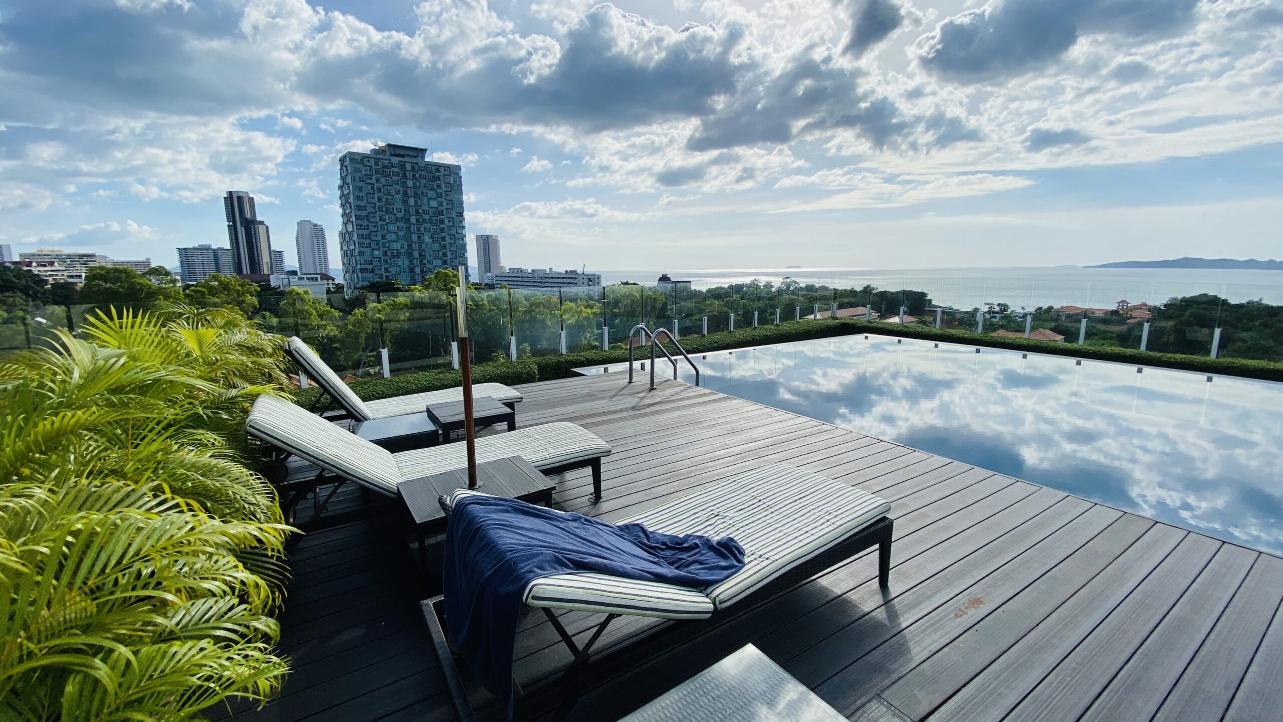 P060 Elegance condo Sea View unit 1Bed 1Bath 68sqm Rent 23000 Baht