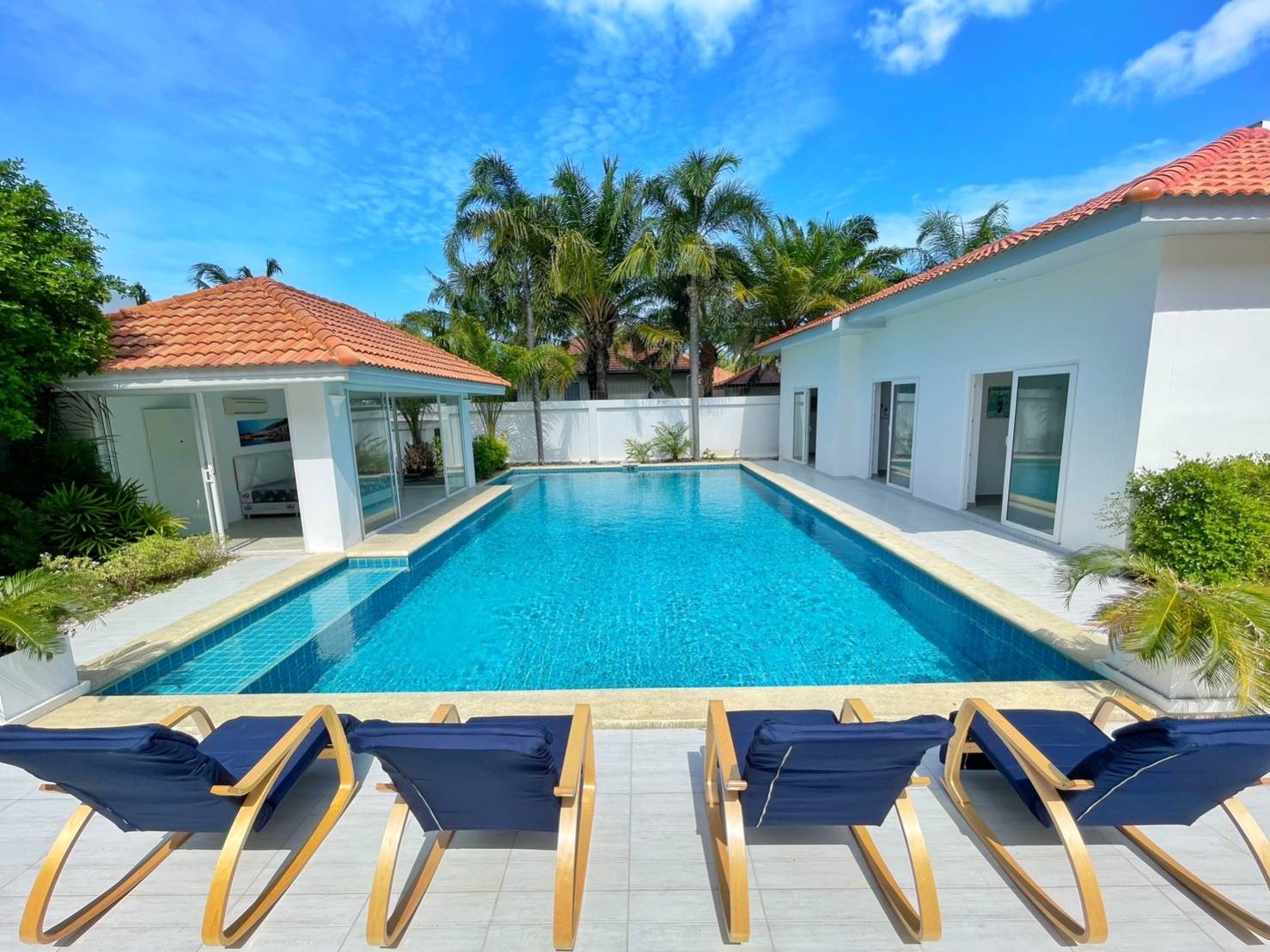 P082 12Beds Villa in Beach Estate Pratumnak Sale 58MB